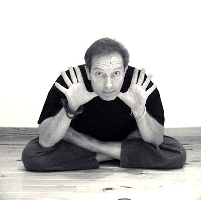 Nilakanthamudra, geste de la gorge bleue - www.stages-de-yoga-fr - C.Tikhomiroff
