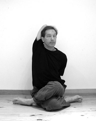 Gomukhasana, posture de la tte de vache - www.stages-de-yoga-fr - C.Tikhomiroff